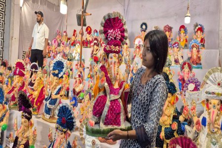 श्रीगणेश प्रतिमा घर लेकर जातीं श्रद्धालु।