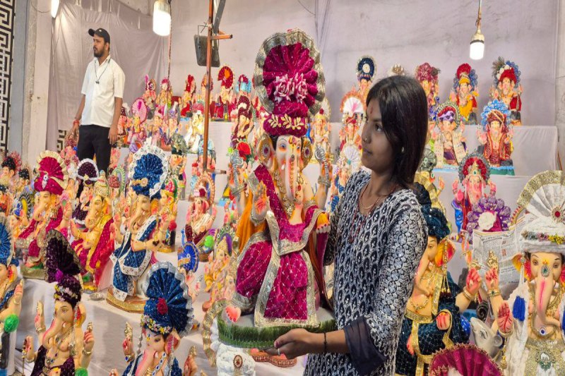 श्रीगणेश प्रतिमा घर लेकर जातीं श्रद्धालु।