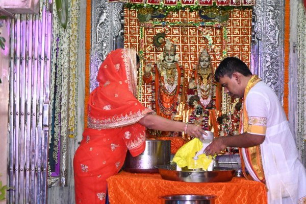 Janmashtami 2025: कान्हा के जन्म लेते ही आधी रात को गूंजा जय कन्हैया लाल की…