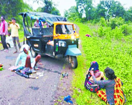 चौरईया मार्ग पर ऑटो पलटा, 8 लोग घायल, पहुंचाया अस्पताल