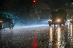 30 August Weather Alert: रात 10.30 बजे से पहले भारी बारिश की चेतावनी, टूटकर बरस
सकते हैं बादल - image