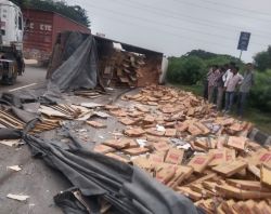 जयपुर-अजमेर हाइवे पर टाइल्स से भरा ट्रेलर पलटा, 8 किलोमीटर जाम - image
