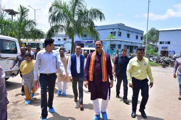 कोंडागांव अस्पताल पहुंचे स्वास्थ्य मंत्री, मरीजों से की मुलाकात, दी नई सुविधाओं की सौगात... Photo