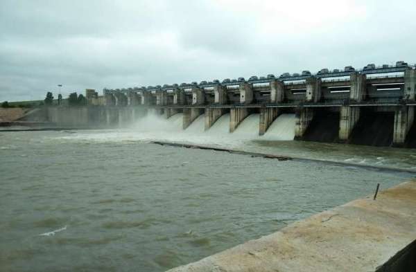 Gangrel Dam: कभी भी छलक सकता है गंगरेल बांध, हुआ लबालब देखें तस्वीरें 
