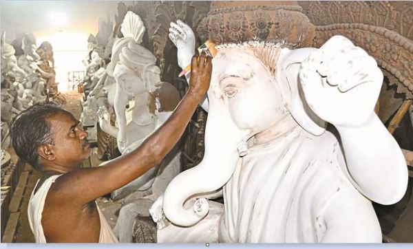 Ganesh Utsav 2025: रायपुर में गणेश उत्सव की तैयारी, प्रजा से मिलने को सज रहे राजा, देखें तस्वीरें 
