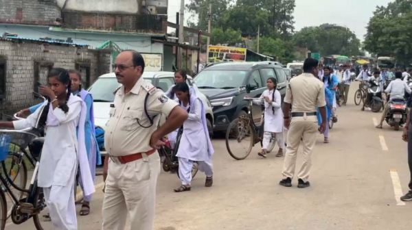 CG News: खाद की समस्या पर किसानों का हंगामा, सड़क पर बैठकर जताया विरोध, देखें Photo