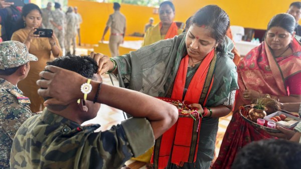 Rakhshabandhan 2025: मंत्री राजवाड़े ने सुरक्षा बल के जवानों को बांधी राखी, देखें तस्वीरें 
