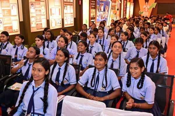 रायपुर में छायाचित्र प्रदर्शनी! स्वतंत्रता संग्राम के वीरों से हुई रूबरू, विद्यार्थियों-युवाओं ने की सराहना, देखें Photo...