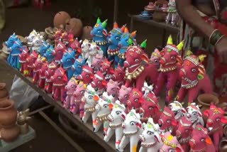 CG News: त्यौहार के लिए सजे राजधानी के बाजार, पोला के लिए आए मिट्टी के बैल और खिलौने, देखें तस्वीरें