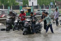 बारिश का कहर: 44 जिलों में अलर्ट, स्कूल बंद, प्रशासन सतर्क फोटो सोर्स : Patrika