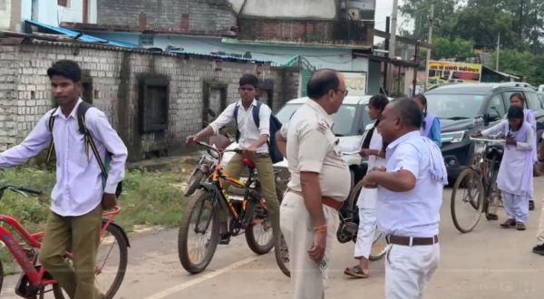 CG News: खाद की समस्या पर किसानों का हंगामा, सड़क पर बैठकर जताया विरोध, देखें Photo