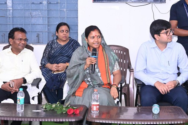 मंत्री राजवाड़े ने किया आकांक्षा हाट का उद्घाटन (फोटो सोर्स- DPR)