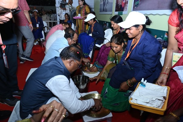 CM साय ने पैर पखारकर दिया सम्मान (फोटो सोर्स- DPR)