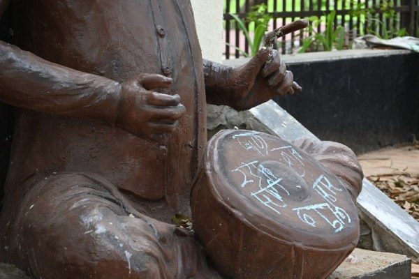 कलाकृतियाें को शरारती तत्वों ने किया क्षतिग्रस्त (फोटो सोर्स- पत्रिका)