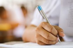 एक ही प्रश्न में हिंदी और इंग्लिश में अंक अलग-अलग, परीक्षार्थी हुए परेशान  - image