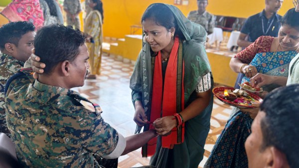 Rakhshabandhan 2025: मंत्री राजवाड़े ने सुरक्षा बल के जवानों को बांधी राखी, देखें तस्वीरें 
