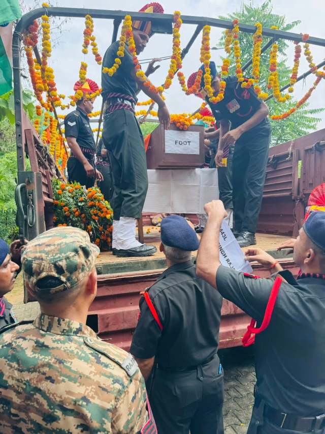 शहीद को लेकर पहुंचा सेना का ट्रक