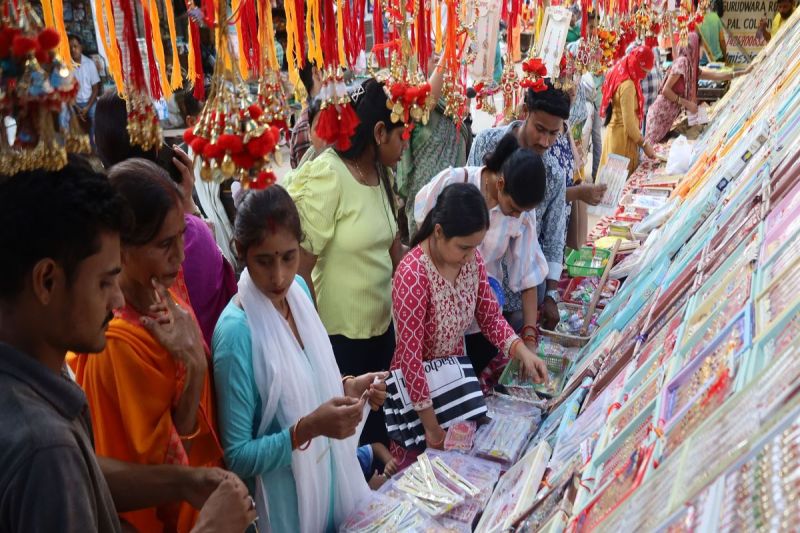 ब्रांडेड राखियों से सजेंगी भाइयों की कलाइयां Branded Rakhis will adorn the wrists of brothers