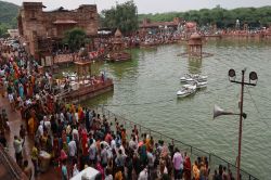 हजारों श्रद्धालुओं ने लगाई तीर्थराज मचकुण्ड में आस्था की डुबकी - image