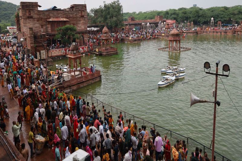 हजारों श्रद्धालुओं ने लगाई तीर्थराज मचकुण्ड में आस्था की डुबकी Thousands of devotees took a holy dip in the Tirtharaj Machkund