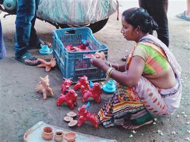 CG News: त्यौहार के लिए सजे राजधानी के बाजार, पोला के लिए आए मिट्टी के बैल और खिलौने, देखें तस्वीरें