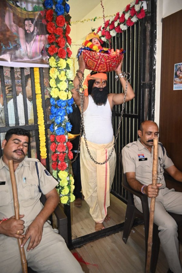 Janmashtami 2025: कान्हा के जन्म लेते ही आधी रात को गूंजा जय कन्हैया लाल की…