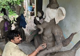 Ganesh Utsav 2025: रायपुर में गणेश उत्सव की तैयारी, प्रजा से मिलने को सज रहे राजा, देखें तस्वीरें