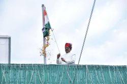 Independence Day: जयपुर की बड़ी चौपड़ पर BJP-कांग्रेस ने 72 साल की परंपरा निभाई,
बैरवा और जूली ने फहराया झंडा - image
