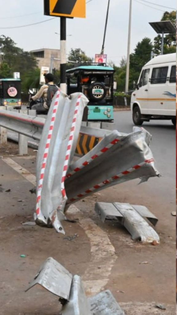 CG News: रायपुर में तेलीबांधा तिराहा पर बढ़ा खतरा, कार हादसे के बाद सेटी वॉल टूटी