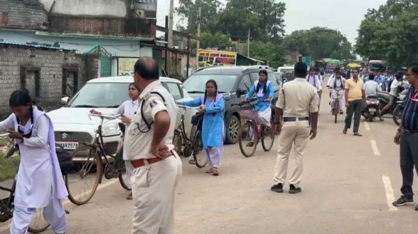 CG News: खाद की समस्या पर किसानों का हंगामा, सड़क पर बैठकर जताया विरोध, देखें Photo