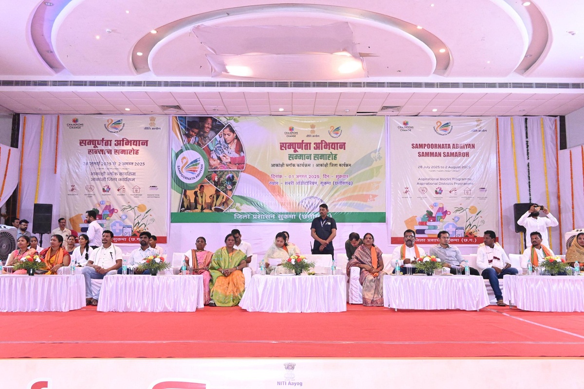 मंत्री लक्ष्मी राजवाड़े ने किया आकांक्षा हाट का उद्घाटन, बोलीं- अब सुकमा विकास के
पथ पर मजबूती से आगे बढ़ रहा… देखें तस्वीरें