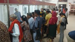 स्पीड पोस्ट में 2 की जगह लग रहे 10 मिनट, लगीं लंबी कतारें, बहनें परेशान - image