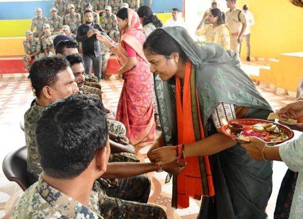 Rakhshabandhan 2025: मंत्री राजवाड़े ने सुरक्षा बल के जवानों को बांधी राखी, देखें तस्वीरें 
