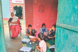 जर्जर स्कूल की छत से गिरा प्लास्टर, मैडमजी ने घर को ही बना दिया स्कूल - image