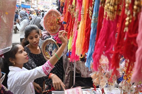 रक्षाबंधन पर बाजार सजा, नई और फैंसी राखियों की डिमांड अधिक, दाम भी बढ़े... PHOTO