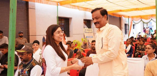अतिथियों का स्वागत पौधा भेंट कर किया
