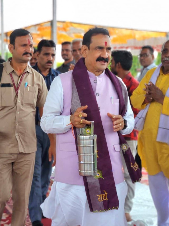 Narottam Mishra tiffin meeting(फोटो- नरोत्तम मिश्रा फेसबुक)