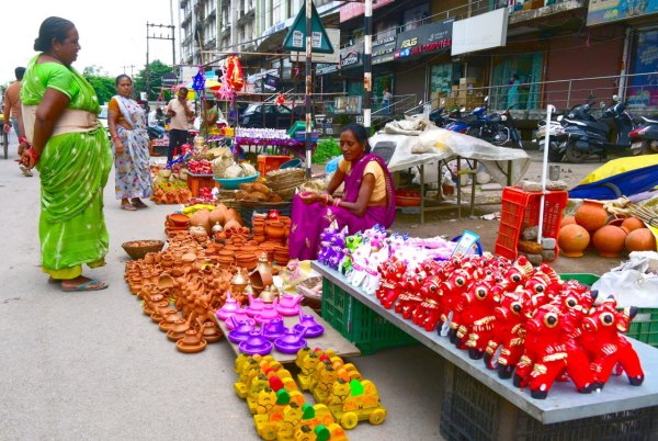 CG News: त्यौहार के लिए सजे राजधानी के बाजार, पोला के लिए आए मिट्टी के बैल और खिलौने, देखें तस्वीरें