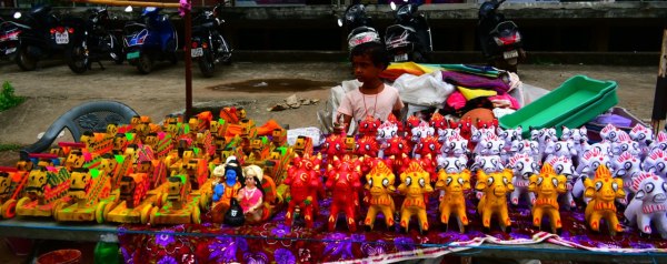 CG News: त्यौहार के लिए सजे राजधानी के बाजार, पोला के लिए आए मिट्टी के बैल और खिलौने, देखें तस्वीरें