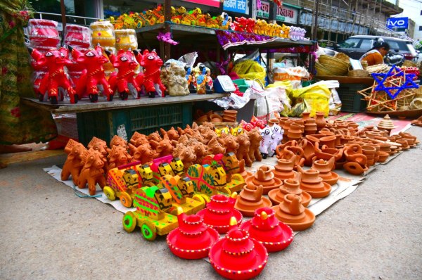 CG News: त्यौहार के लिए सजे राजधानी के बाजार, पोला के लिए आए मिट्टी के बैल और खिलौने, देखें तस्वीरें