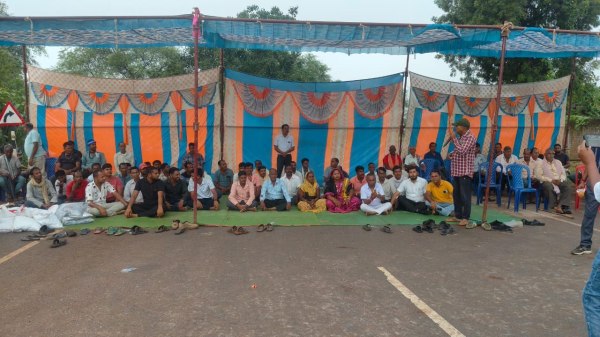 CG News: खाद की समस्या पर किसानों का हंगामा, सड़क पर बैठकर जताया विरोध, देखें Photo