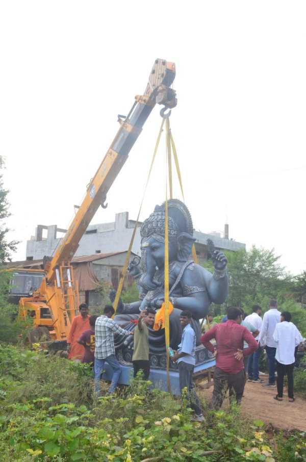 Ganesh Utsav 2025: रायपुर में देर शाम तेज बारिश में गणपति आगमन, बाजे-गाजे के साथ भव्य स्वागत, देखें तस्वीरें 
