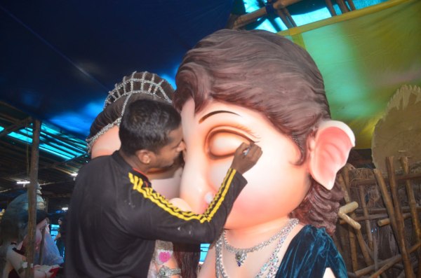 Ganesh Utsav 2025: रायपुर में देर शाम तेज बारिश में गणपति आगमन, बाजे-गाजे के साथ भव्य स्वागत, देखें तस्वीरें 
