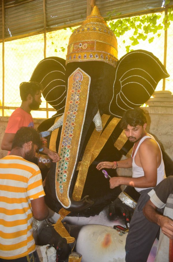 Ganesh Utsav 2025: रायपुर में देर शाम तेज बारिश में गणपति आगमन, बाजे-गाजे के साथ भव्य स्वागत, देखें तस्वीरें 
