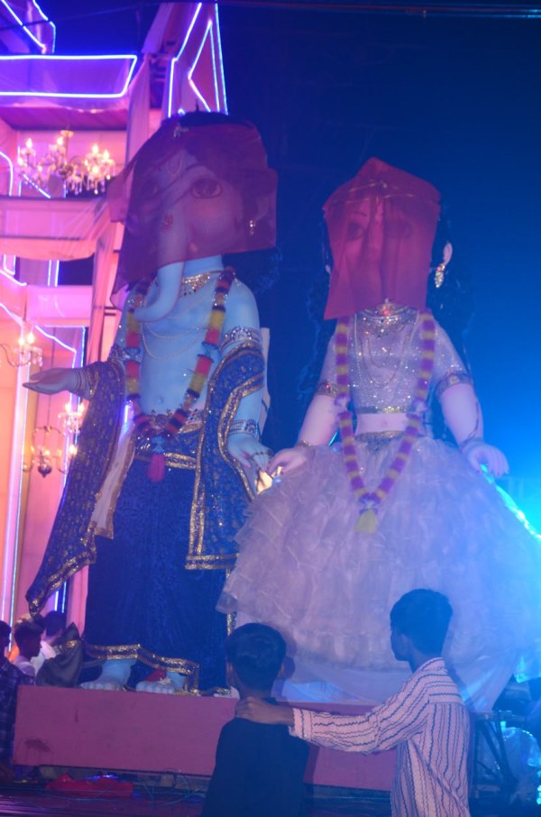 Ganesh Utsav 2025: रायपुर में देर शाम तेज बारिश में गणपति आगमन, बाजे-गाजे के साथ भव्य स्वागत, देखें तस्वीरें 
