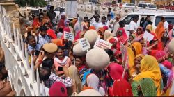 बिजली-पानी की समस्याओं को लेकर सडक़ पर उतरी महिलाएं - image