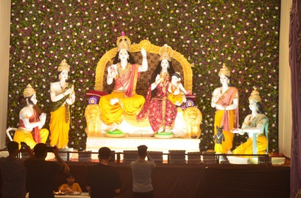 Ganesh Utsav 2025: रायपुर में अलग-अलग थीम में विराजे गणपति, पलकें झपकने वाले मूर्ति ने मोहा मन,देखें तस्वीरें