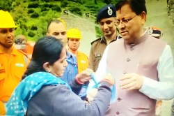 Rakshabandhan 2025: आपदा क्षेत्र में बहन ने सीएम धामी को साड़ी के किनारे से
बांधी राखी, भावुक हुआ दिल - image