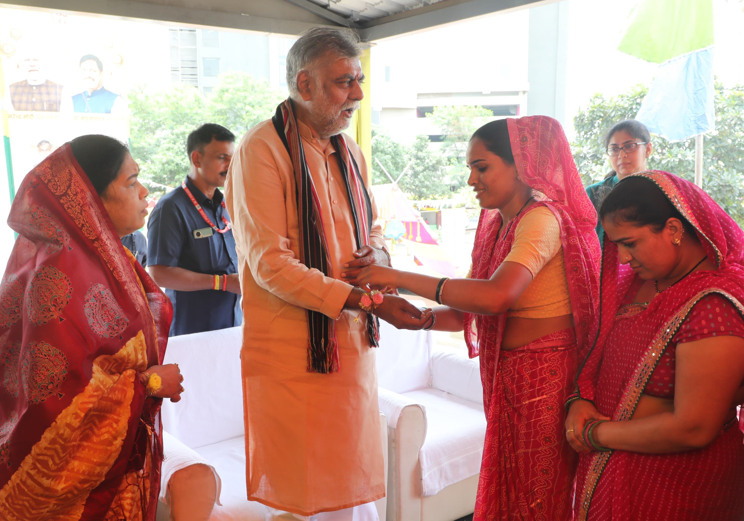 आजीविका मिशन दीदीयों द्वारा बनाई राखी मेले का शुभारंभ मंत्री प्रहलाद पटेल ने
किया राखी के साथ साथ झूलो का आनंद भी ले रही है महिलाए हाट बाजार फोटो देखें