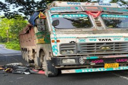 Road accident: रक्षाबंधन त्यौहार मनाकर ससुराल से लौट रहे युवक की ट्रक की टक्कर
से मौत, फंस गई थी बाइक - image